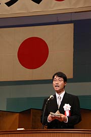  式辞を述べる鈴木市長