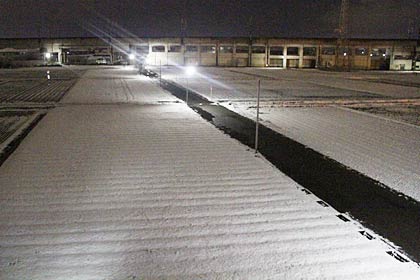 積雪ゼロもつかの間、21日0時15分ころの三条市上須頃地内はそれまですっかり雪が消えていたのに夜からの強い雪であっと言う間に銀世界に逆戻り