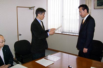 国定三条市長に意見書を提出する三条市男女共同参画審議会の渡辺登委員長（写真：三条市提供）