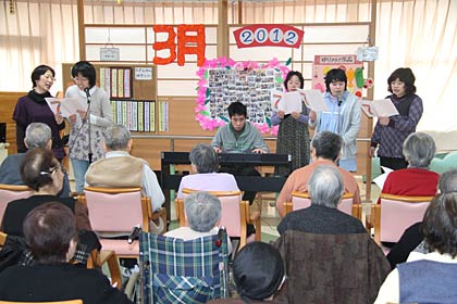 「つばめ第2デイサービスセンター」でキーボードや合唱で演奏する月ヶ岡特別支援学校高等部3年生の石月さんと同級生でつくる合唱チーム「レインボー7」