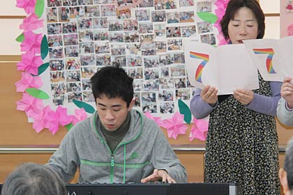 「つばめ第2デイサービスセンター」でキーボードや合唱で演奏する月ヶ岡特別支援学校高等部3年生の石月さんと同級生でつくる合唱チーム「レインボー7」