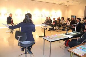 燕市のご当地かるた「つばめっ子かるた」お披露目会、原画・原書展示会会場で原画を描いた絵本作家の黒井健さんによるギャラリートーク