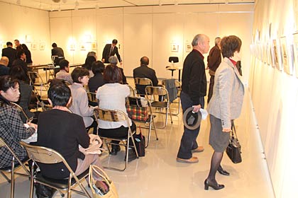 原画・原書展示会で黒井さんが描いた原画44点を展示