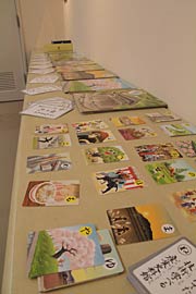 完成したかるたを展示