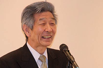 読み札を書いた地元燕市の書家、長谷川白楊さん