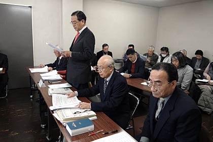 意見陳述を行う「小中一体校の問題を考える会」の外山会長