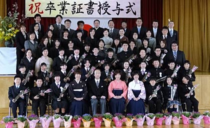 卒業生と保護者で記念撮影