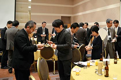 会場では名刺交換もにぎやかに