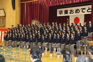 燕市内15小学校がそろって卒業式、合わせて798人がまなびやを巣立つ