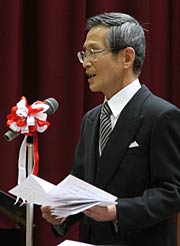 式辞を述べる若井校長