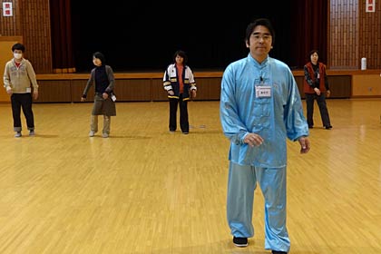 24日開かれた三条気功の会など主催の「～福島県ー三条市ー上海市健康法交流～」郭林新気功講座、双葉町気功教室指導員で双葉町職員の朝田信幸さんを講師に