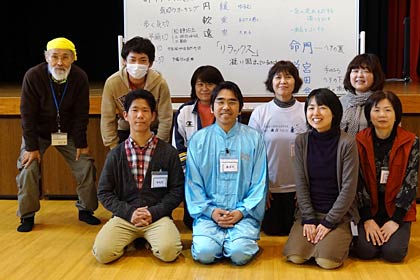 参加者と記念写真、後列左が佐竹さん