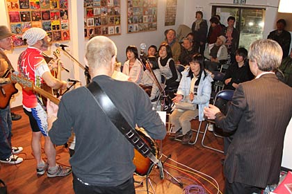 「まき鯛車商店街」の交流館「囲炉裏」で2カ月ぶりのライブ