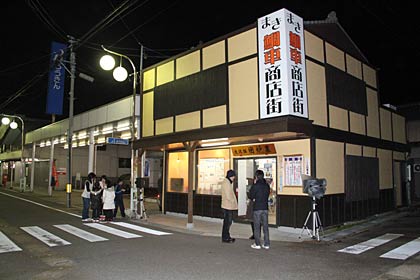 スピーカーで交流館の外にもライブ演奏が響く