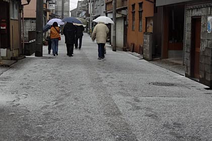 あられで白くなった三条市本町6地内