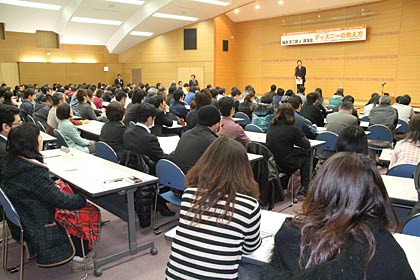 会場いっぱいの300人以上が来場して大入りだ新潟県異業種交流センターと燕三条青年会議所主催の人材育成に関する講演会「ディズニーの教え方～リピーターを生むCS（顧客満足）の考え方と人材教育法を学ぶ～」