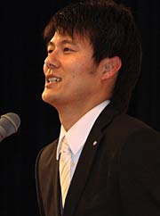 最後のあいさつで参加者に感謝する岡本泰輔企画財政部長