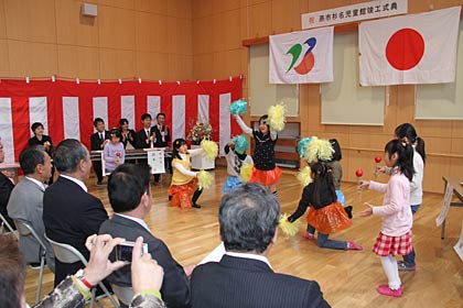 杉名児童館を利用する児童が歌と踊りを披露