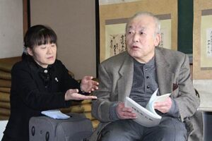 燕市・長善館の創始者、鈴木文台の血筋をひく鈴木正彦さんが鈴木家本家に残る書画20点余りを長善館史料館に寄付
