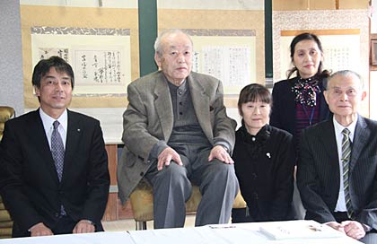 いちばんん左の藤沢健一教育長ら関係者と記念写真