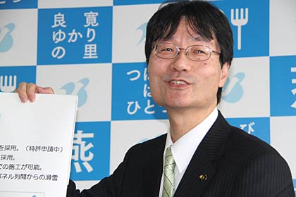 27日行われた定例記者会見でパネルを使ってメガソーラー発電事業の候補者決定について紹介する鈴木燕市長