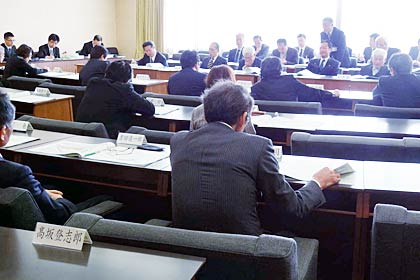  27日開かれ三条市の市議会全員協議会で県がまとめた「一級河川信濃川水系五十嵐川河川災害復旧事業」の概要を説明