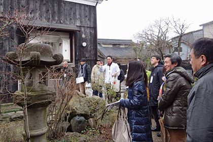金物屋だったかじまちの家の庭や蔵を見学