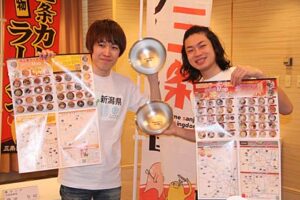 燕三条80のラーメン店を収録した「燕三条ラーメン王国お遍路Map」が完成、そのPR芸人に吉本興業の新潟県住みます芸人の若手コンビ「バックスクリーン」を委嘱