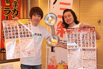 「燕三条ラーメン王国お遍路Map」のPR芸人となった若手芸人バックスクリーン、左が星野さん、右が大谷さん