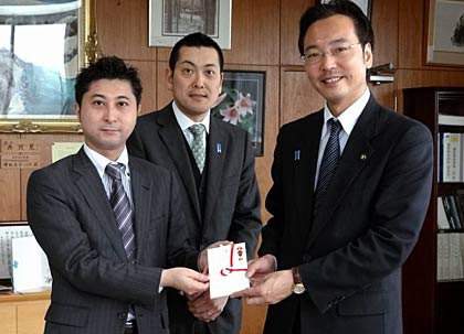 左から会縁会の加藤代表幹事、梨本次年度代表幹事、国定三条市長