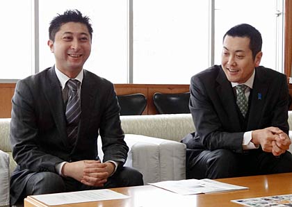 談笑する加藤代表幹事と梨本次年度代表幹事
