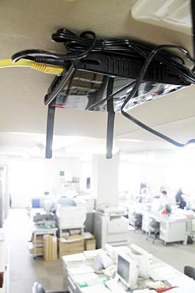 吉田庁舎の総務課前の天井に設置された無線LAN装置