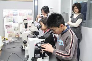 27日の県央研究所の顕微鏡無料開放デーに参加した小林さん親子