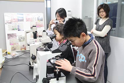 27日の県央研究所の顕微鏡無料開放デーに参加した小林さん親子