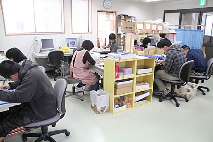 支援センター1階の産業室で行われている印鑑製造