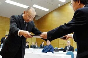 平成23年度ジャパン・ツバメカトラリー・ハウスウェアデザインコンクールの表彰式で経済産業大臣賞の山崎金属工業をはじめ受賞9点を表彰