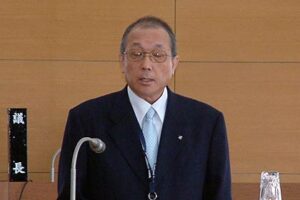2010年9月17日、燕市の9月定例会最終日で副市長選任に同意を得てあいさつする菊地総務部長(当時)