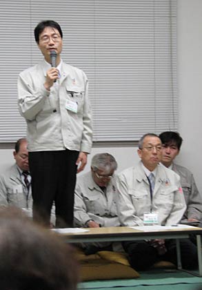 2011年3月31日に燕市の第1避難所の防災センターで開かれた鈴木市長と避難している人たちの懇談会に同席した菊地副市長