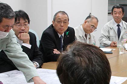  昨年4月18日、福島県南相馬市へ一時帰宅した人たちの話を聞く菊地副市長