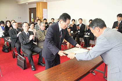 29日行われた燕市教育委員会の「まちの先生」表彰式