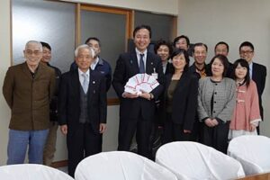 南相馬市で開かれた復興祭に「~三条マルシェ~ごった市@南相馬」として参加した市民グループが南相馬市への義援金を国定勇人三条市長に届ける