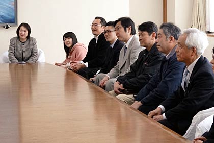 国定市長と歓談する市民グループの代表ら