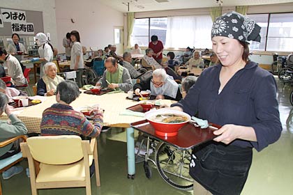 初めて「つばめ福寿園」を慰問してラーメンをふるまう「らーめん たかみち」