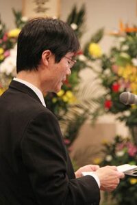 燕市副市長の菊地剛さんの通夜で弔辞を述べる鈴木市長
