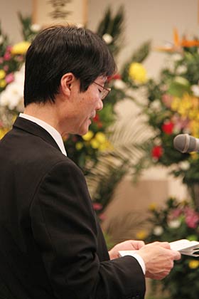  燕市副市長の菊地剛さんの通夜で弔辞を述べる鈴木市長