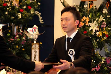 鈴木市長から喪主の長男、拓さんに感謝状を贈呈