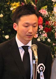 喪主としてあいさつする長男の拓さん