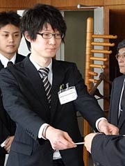  国定市長から辞令を受ける宮越さん