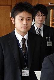 国定市長から辞令を受ける谷間さん