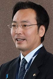退職者に感謝の言葉を述べる国定市長